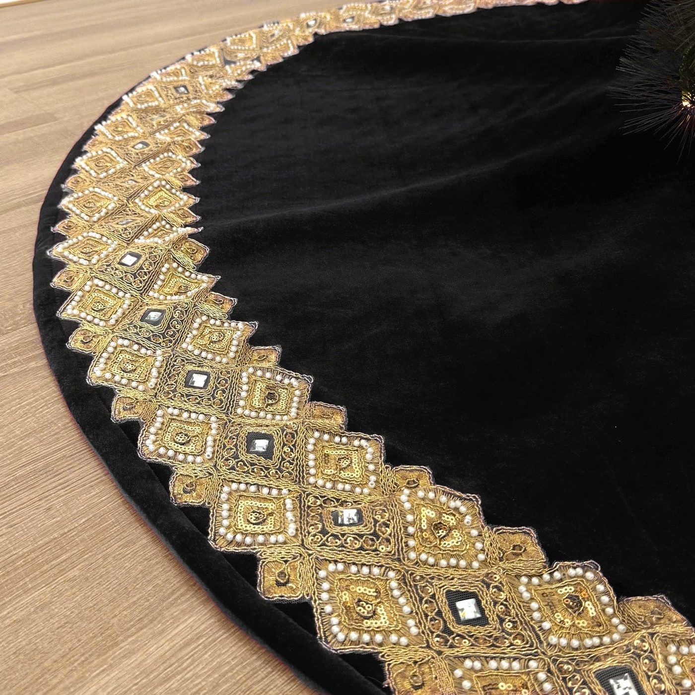 60-Inch Venetian Gilded Velvet Christmas Tree Skirt - Photo 3